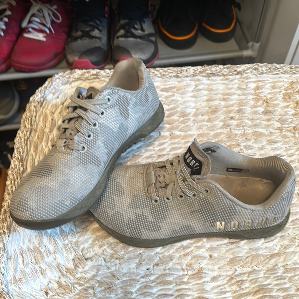 No Bull size 8. Lightly worn but look new on. I've received lots of compliments!